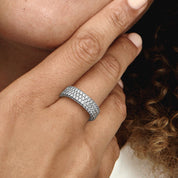 Anillo Fila Triple en Pavé